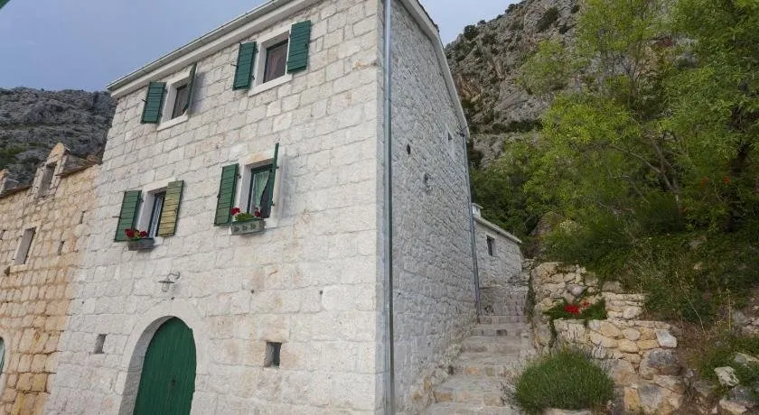 Ctma 108/Charming Holiday House With Whirlpool In Makarska Up To 4 + 1 Persons - Image 1