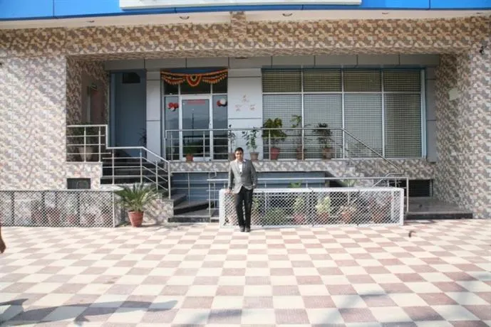 OYO 2061 Hotel New Holiday Inn - Image 1