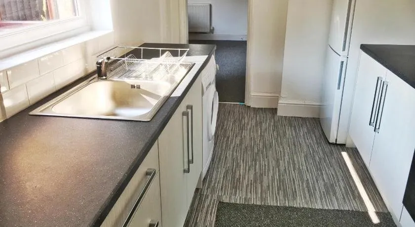 Wigan Short Let Spacious 4BR, Contractors Welcome - Image 1