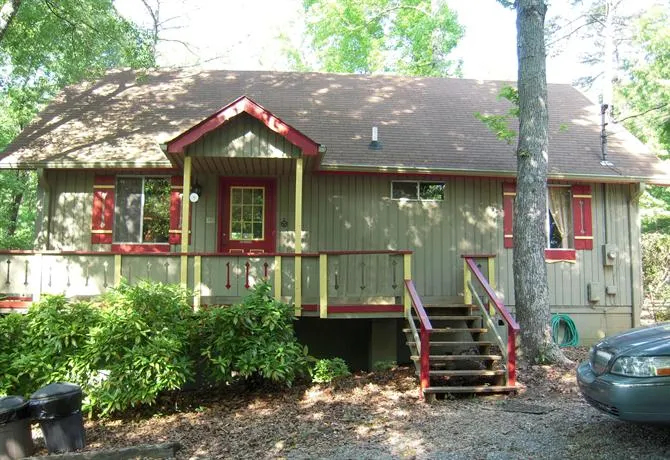 Remote Renfrew Riverside Retreat - Image 1