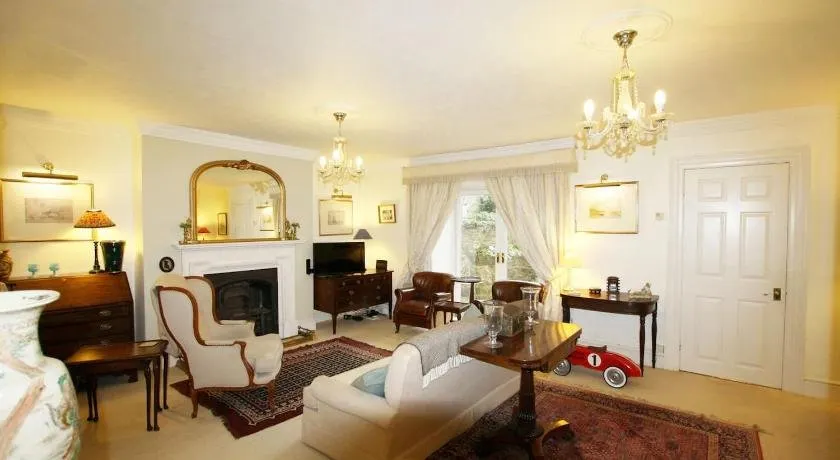 Charming & spacious Georgian garden flat - Image 1