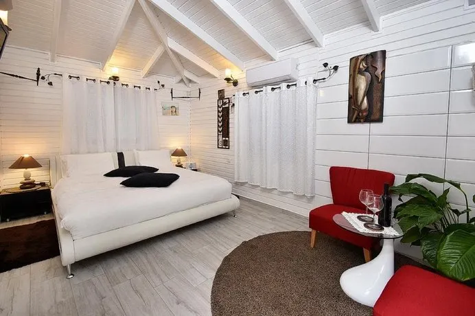 Lodge On The Sea - Image 1