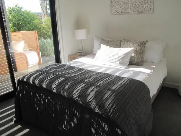 Modern 3 Bedroom Apt With FREE Parking, Netflix, Wifi & Welcome Wine by BnB Pro - Image 1