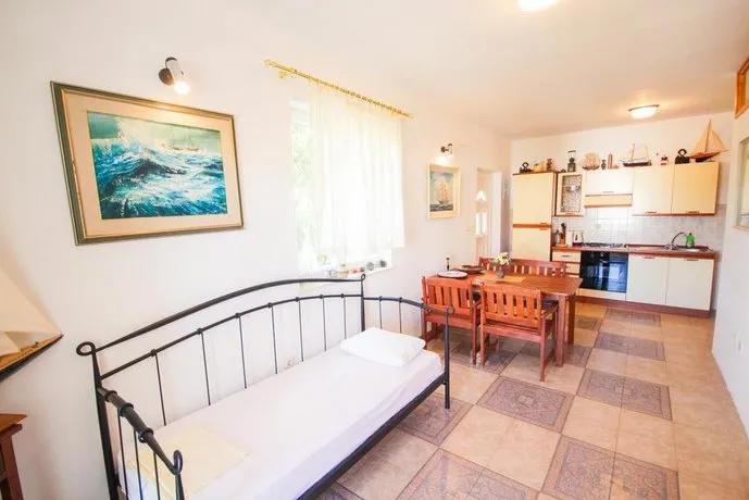 Lola's Apartments - Image 1