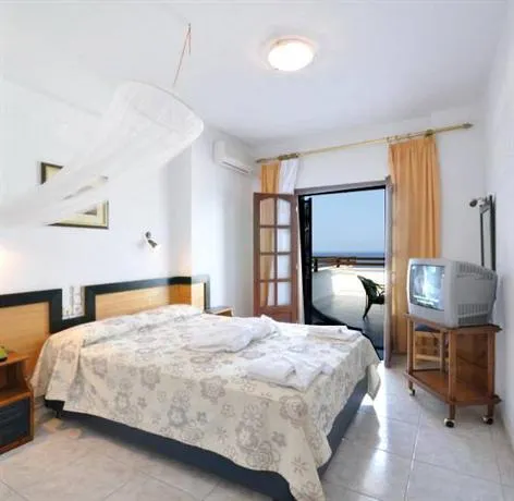 Karaoulanis Beach Aparthotel - Image 1