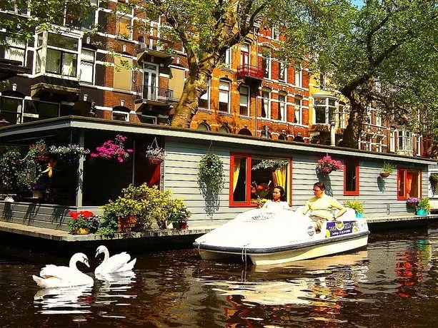 Phildutch Houseboat Amsterdam Bed and Breakfast - Image 1