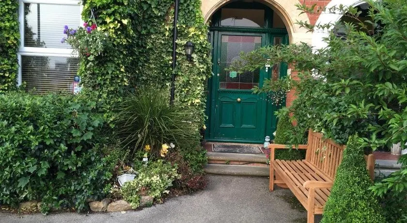 The Oak Tree Guest House - Image 1