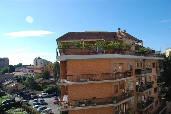 Rainbow Rome Guest House - Image 1