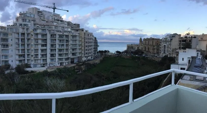 Balluta Bay Beach house with Seaviews - Image 1