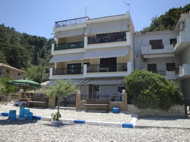 Avlakia Beach Studios & Apartments - Image 1