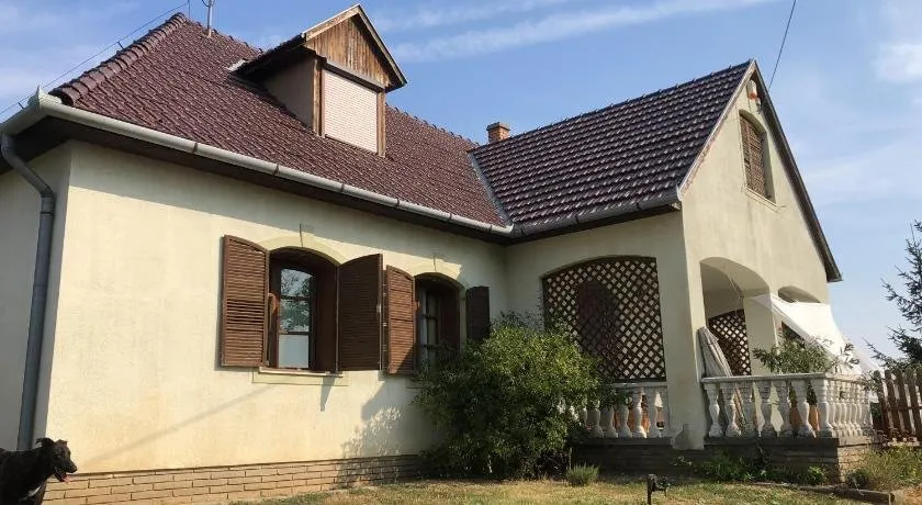Panzio Rust in Lanycsok - Image 1