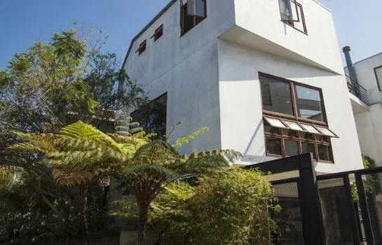 VE Contemporary Classic 2 Br Townhouse by RedAwning - Image 1