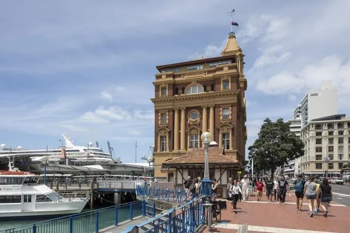 Spacious Harbourside Luxury in an Iconic Building - Image 1