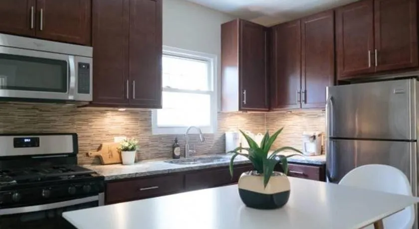 2BR Apt - Central Modern - Image 1