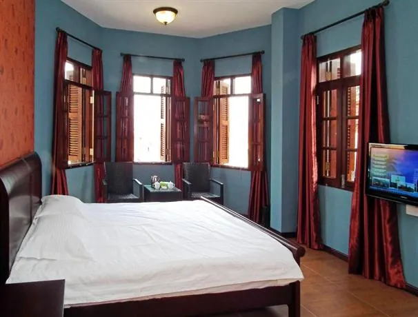 Golden Thirties Villa - Image 1