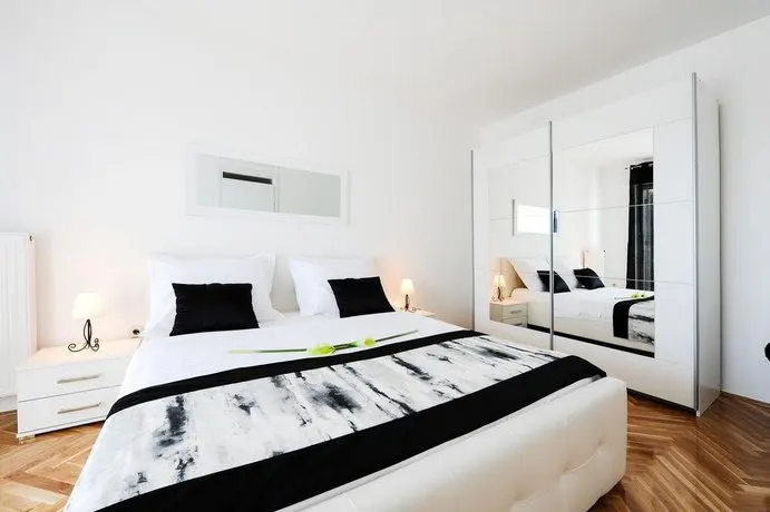 Royal Duplex Apartment - Image 1