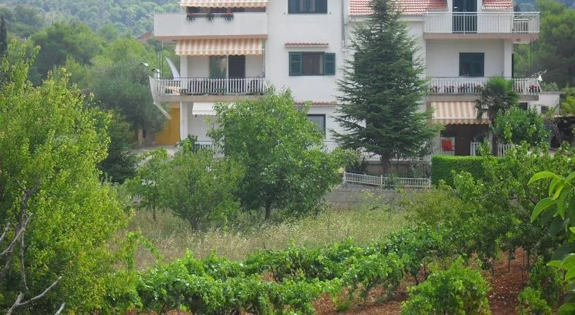 Quiet Countryside Family Apartment - Image 1