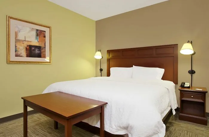 Hampton Inn & Suites Madisonville - Image 1