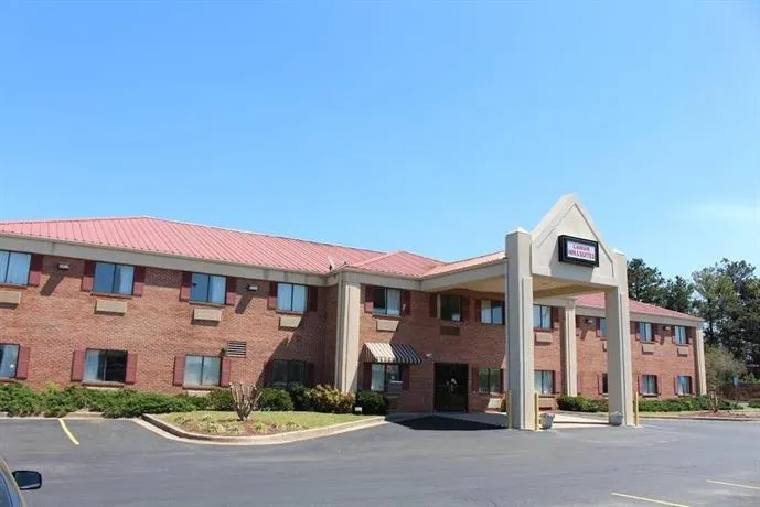 Lamar Inn & Suites - Image 1
