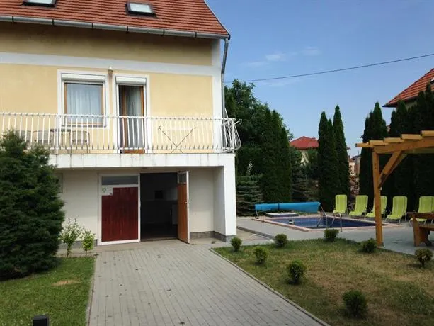 Szandra Haz - Image 1