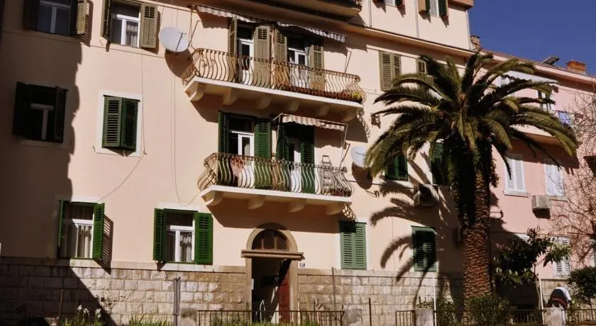 Venus Apartments and Rooms - Image 1