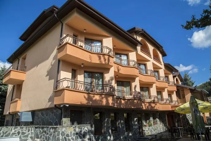 Family Hotel Emaly Green - Image 1