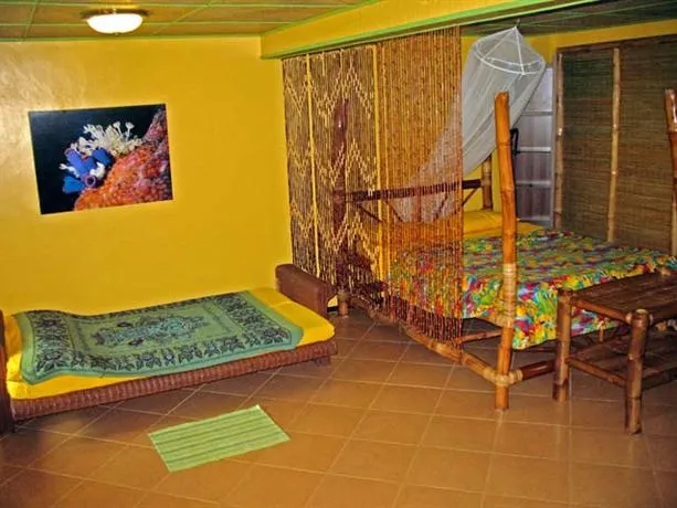 Ravenala Beach Bungalows - Image 1