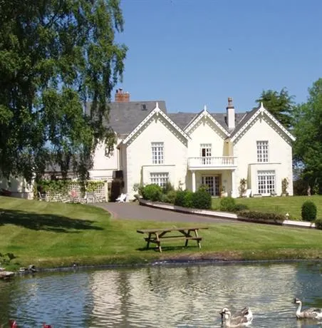Bodlonfa Hall Bed and Breakfast St Asaph - Image 1