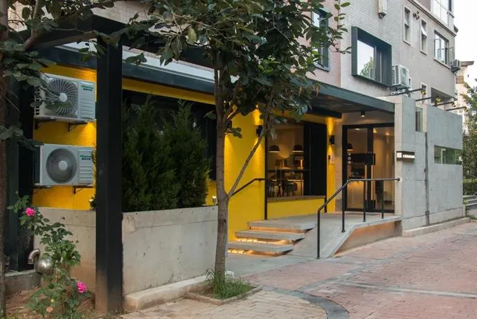 Metro Hub Hostel - Image 1