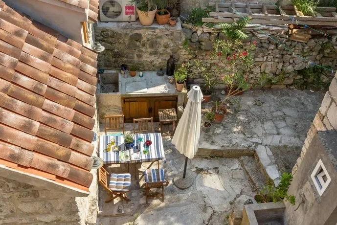 Holiday Home Vintage - Image 1