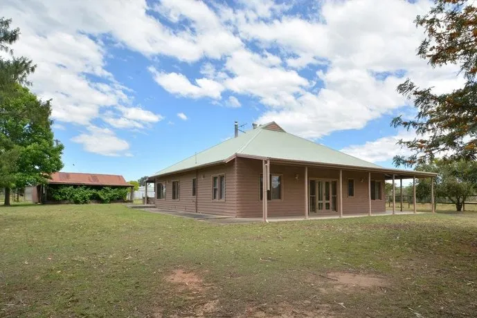 Grasmere Estate Homestead - hear the Lions roar from nearby Hunter Valley Zoo - Image 1