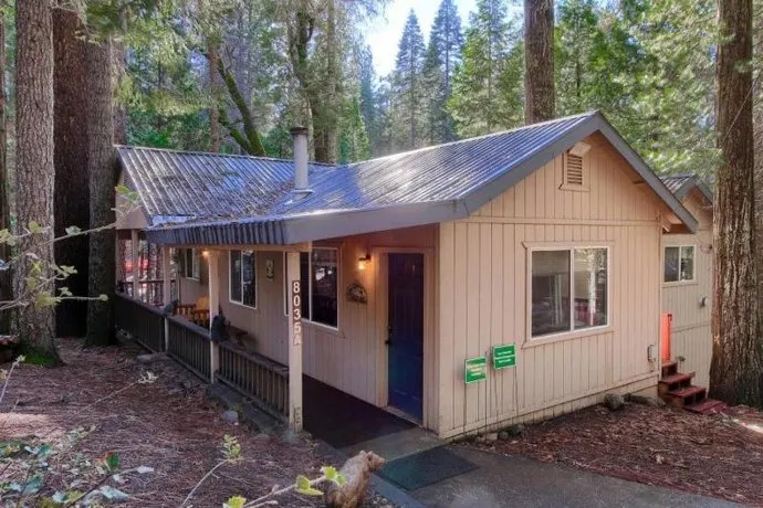 Hibernation Hideaway- Inside Yosemite- Dog Friendly - Image 1