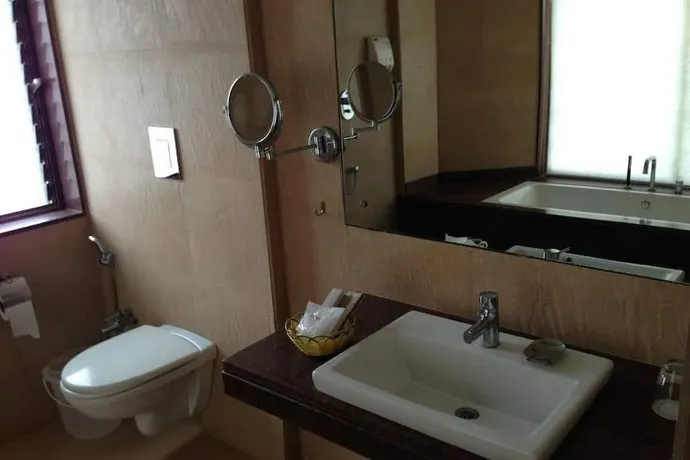 Avisa Nila Beach Resort - Image 1