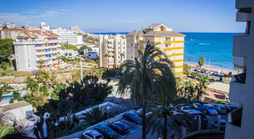 Exquisitely decorated 5th-floor aerie with views of two bays in Flamingo - Image 1