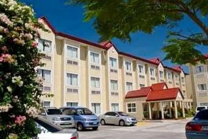 Microtel Inn And Suites Sto Tomas Batangas - Image 1