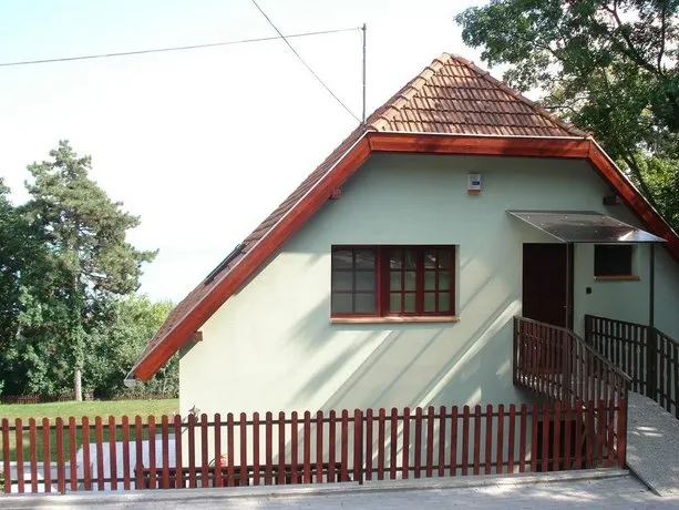 Balatoni-Panoráma Apartmanház - Image 1