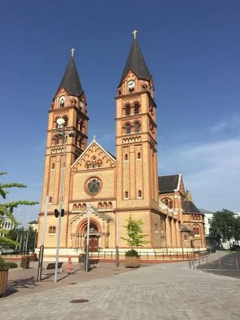 Ozoon Hotel - Image 1