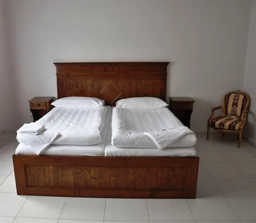 Hotel Laguna - Image 1