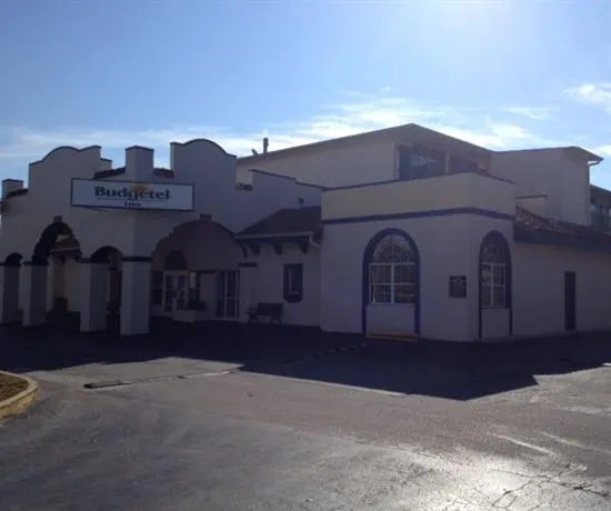Budgetel Inn - Image 1