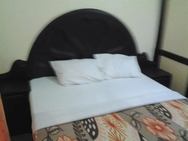 Alleppey Crystal Holidays Houseboat - Image 1