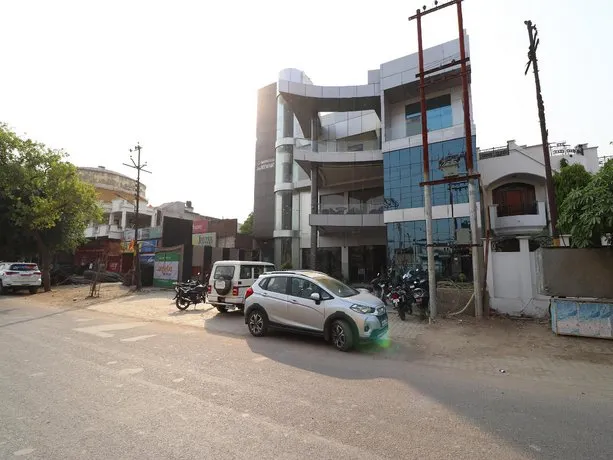 Mahendra Plaza by OYO Rooms - Image 1
