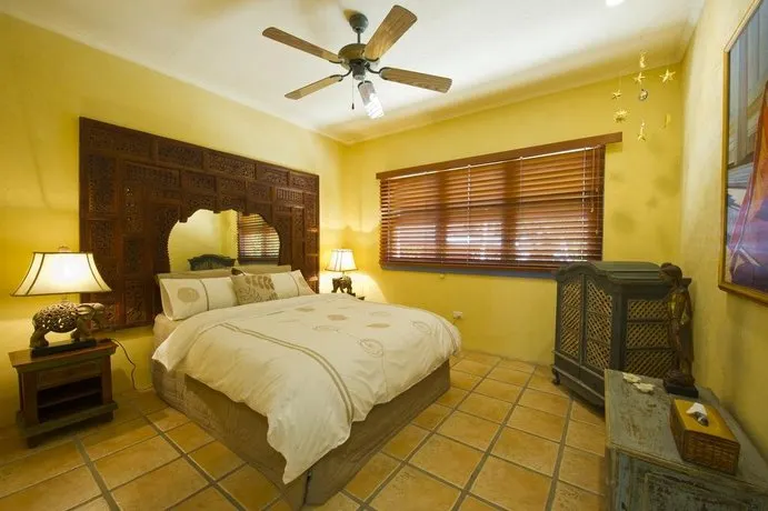 ISLAND HOUSE - Image 1