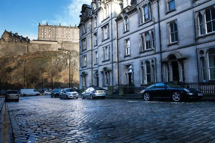 R and R Scotland Apartments - The Rampart - Image 1