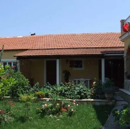 Alex Studios & Apartments - Image 1