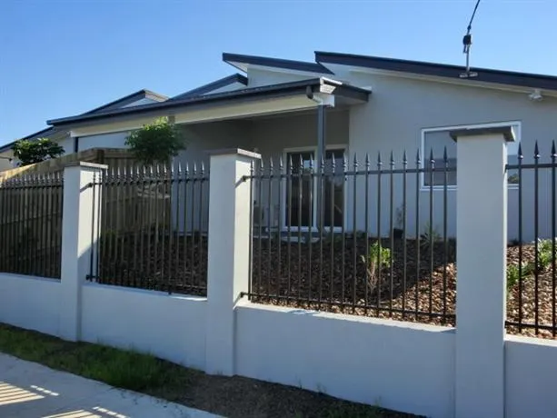 Brisbane Valley Tavern Apartments - Image 1