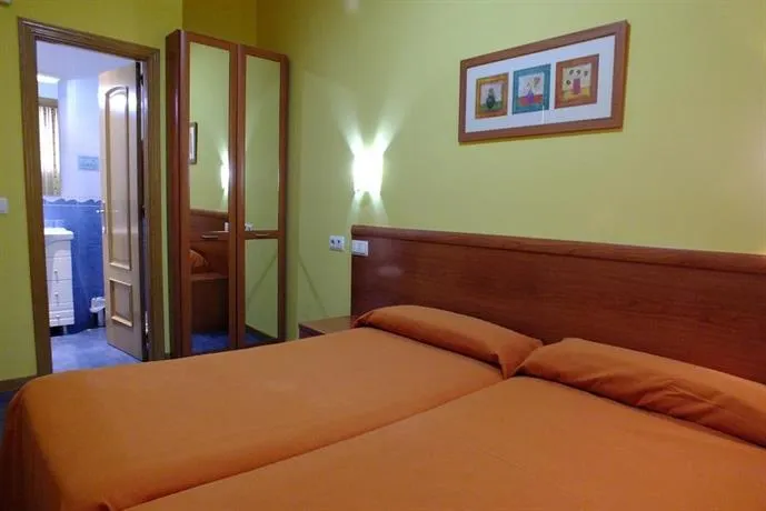 Hostal Los Claveles - Image 1