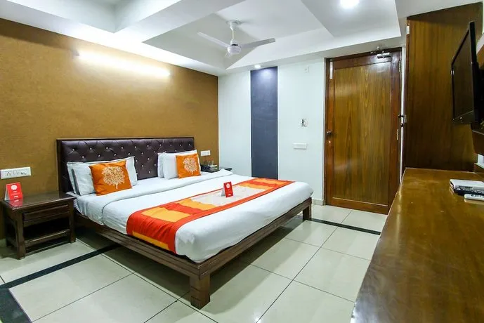 OYO 893 Hotel Seven - Image 1