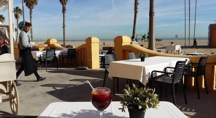 Exclusive 3 Bedroom Beach Apartment - Image 1