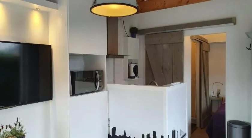 Comfy Tiny house near Rotterdam Airport - Image 1