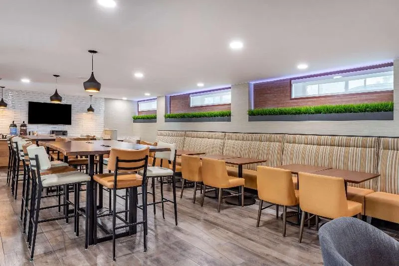 Comfort Inn Jfk Airport - Image 1